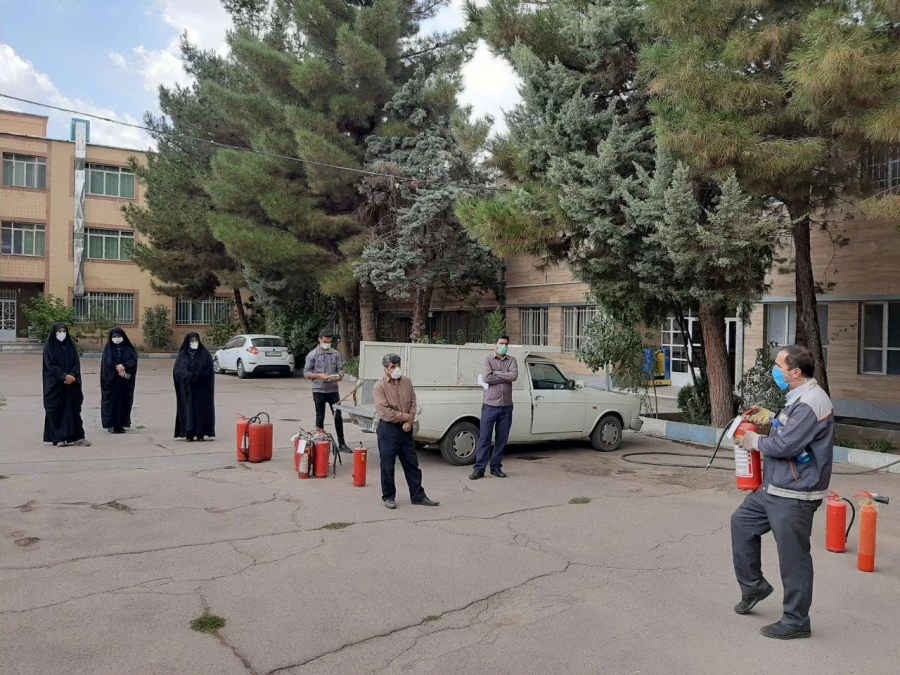 برگزاری کلاس آموزشی آتش نشانی در پردیس شهید باهنر همدان